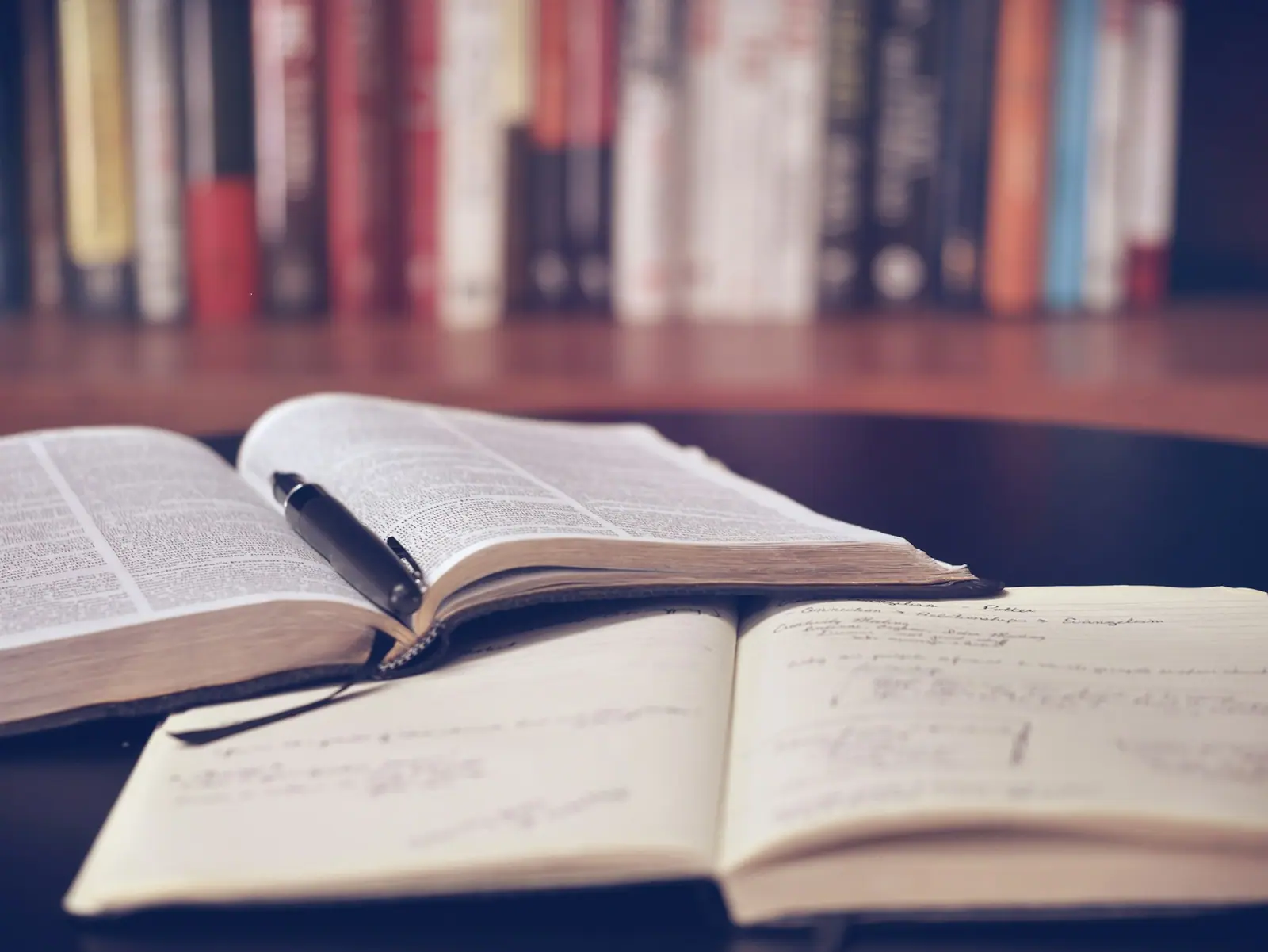 Un étudiant prenant des notes consciencieusement, se préparant pour la section rédaction du TOEFL.